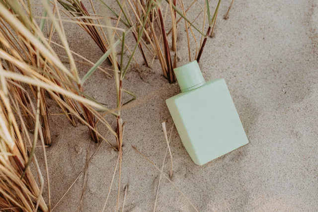 شیشه‌ی عطر روی ماسه