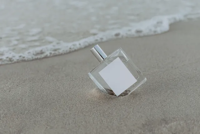 شیشه‌ی عطر کنار موج