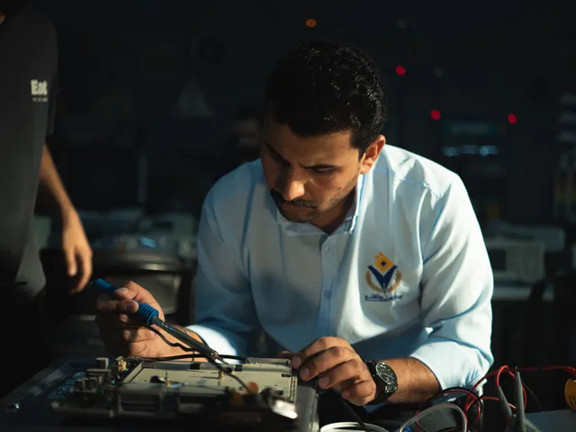 مهدی اکبری در حال تعمیر برد