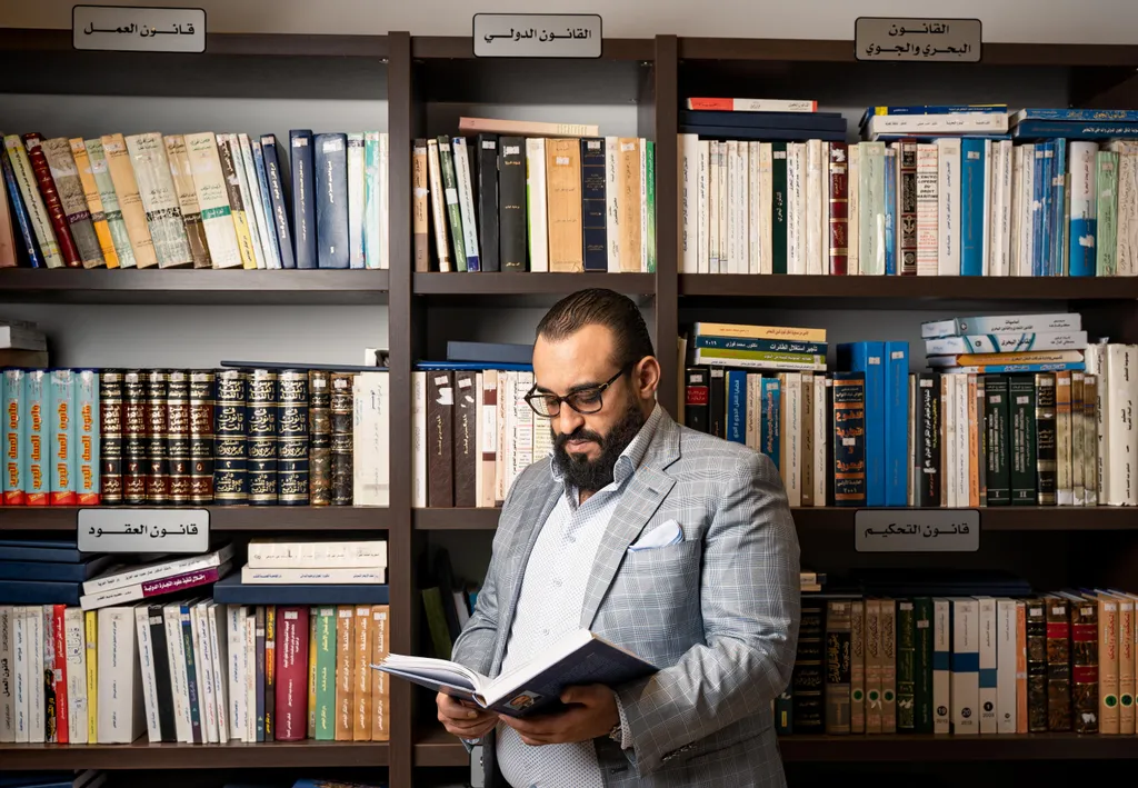 مطالعه‌ی پرونده در کتابخانه‌ی حقوقی